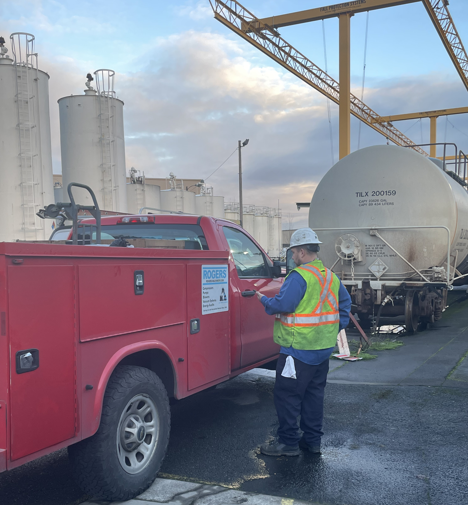 Air-compressor-vacuum-and-pump-expert-performing-a-customer-site-visit-to-preform-regular-maitenance-and-service-Eureka California.